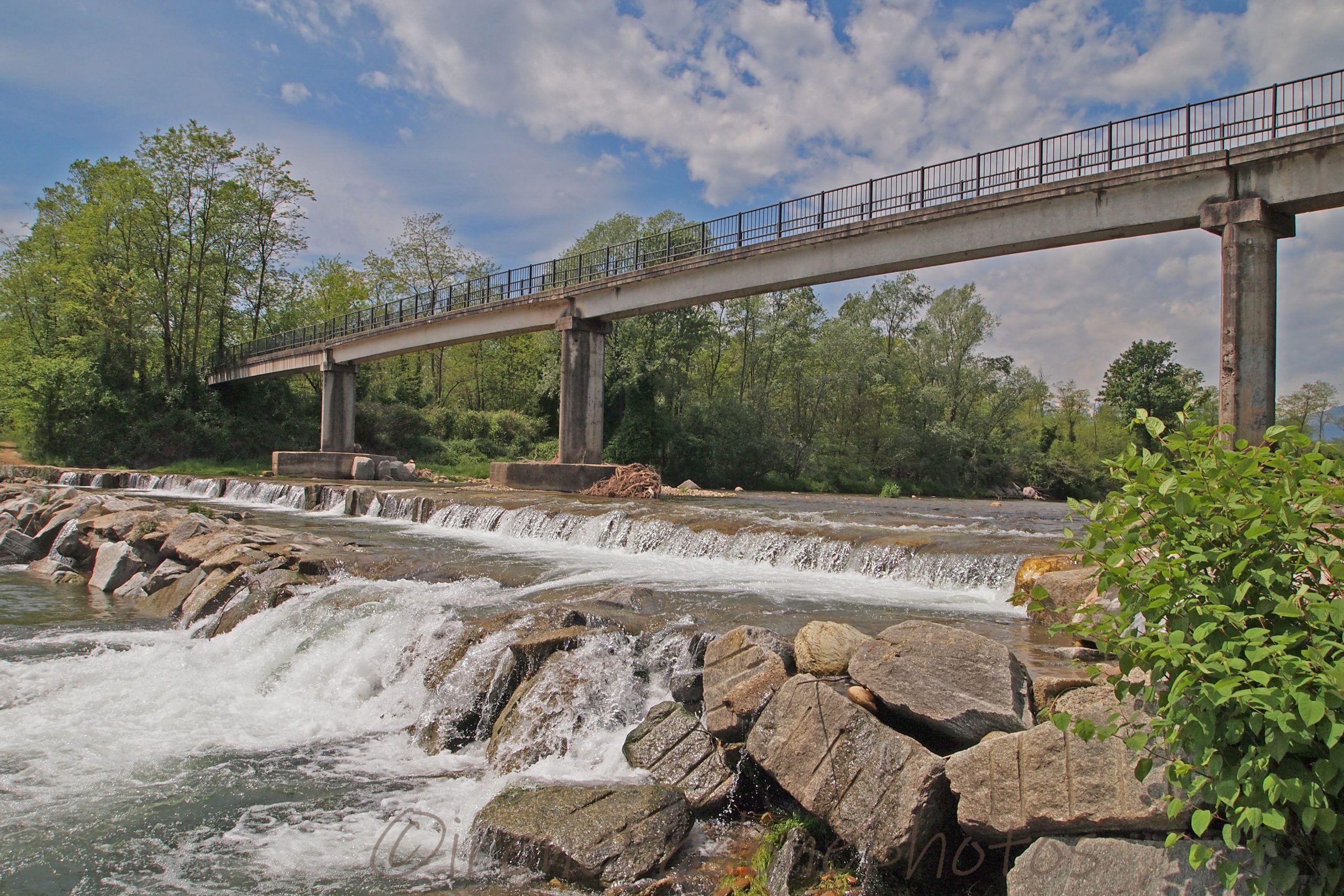 Il ponte pedonale sul torrente Elvo