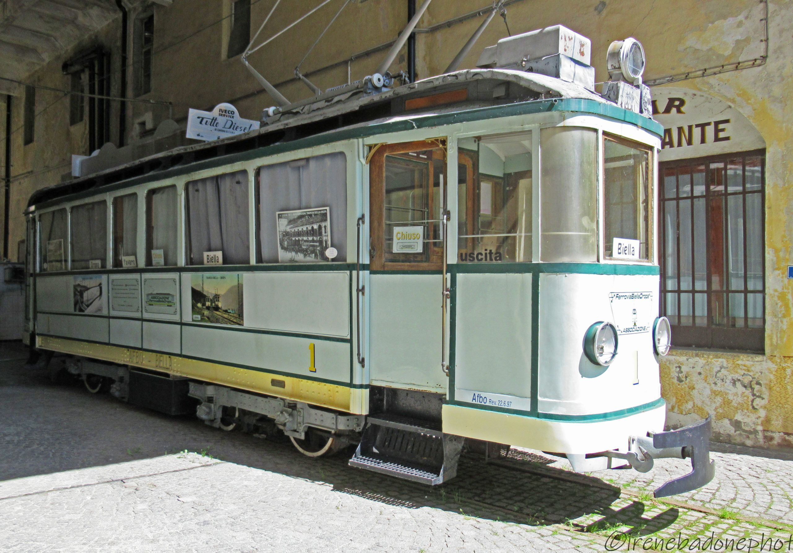 Uno dei due vagoni del trenino, divenuto museo