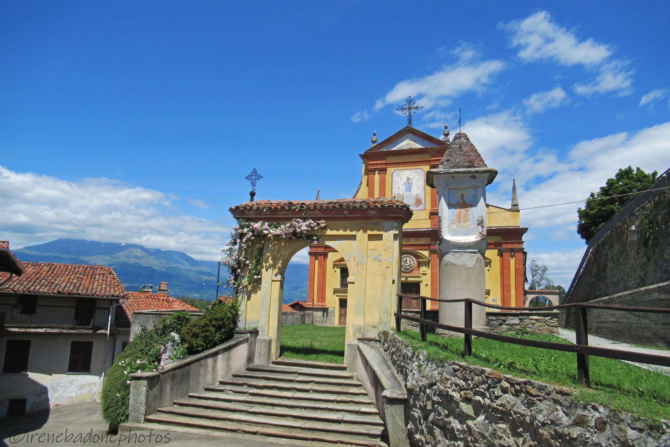 Chiesa e cimitero all'ingresso del Ricetto di Magnano