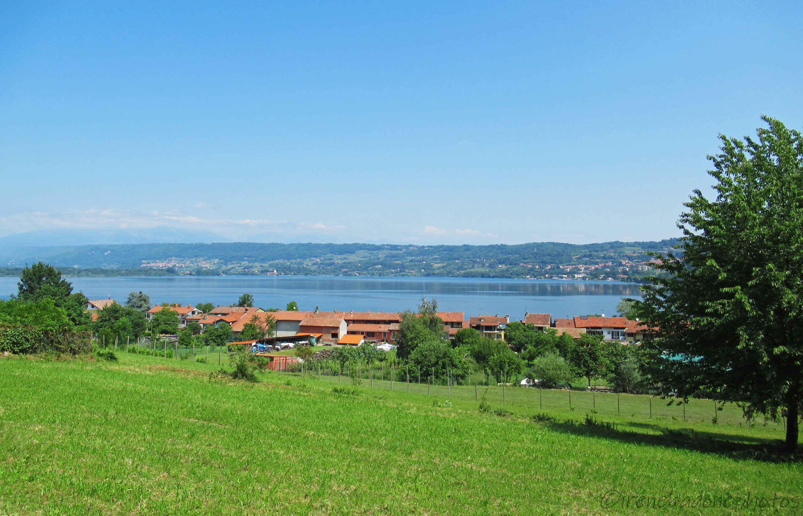 Sul lato orientale del lago