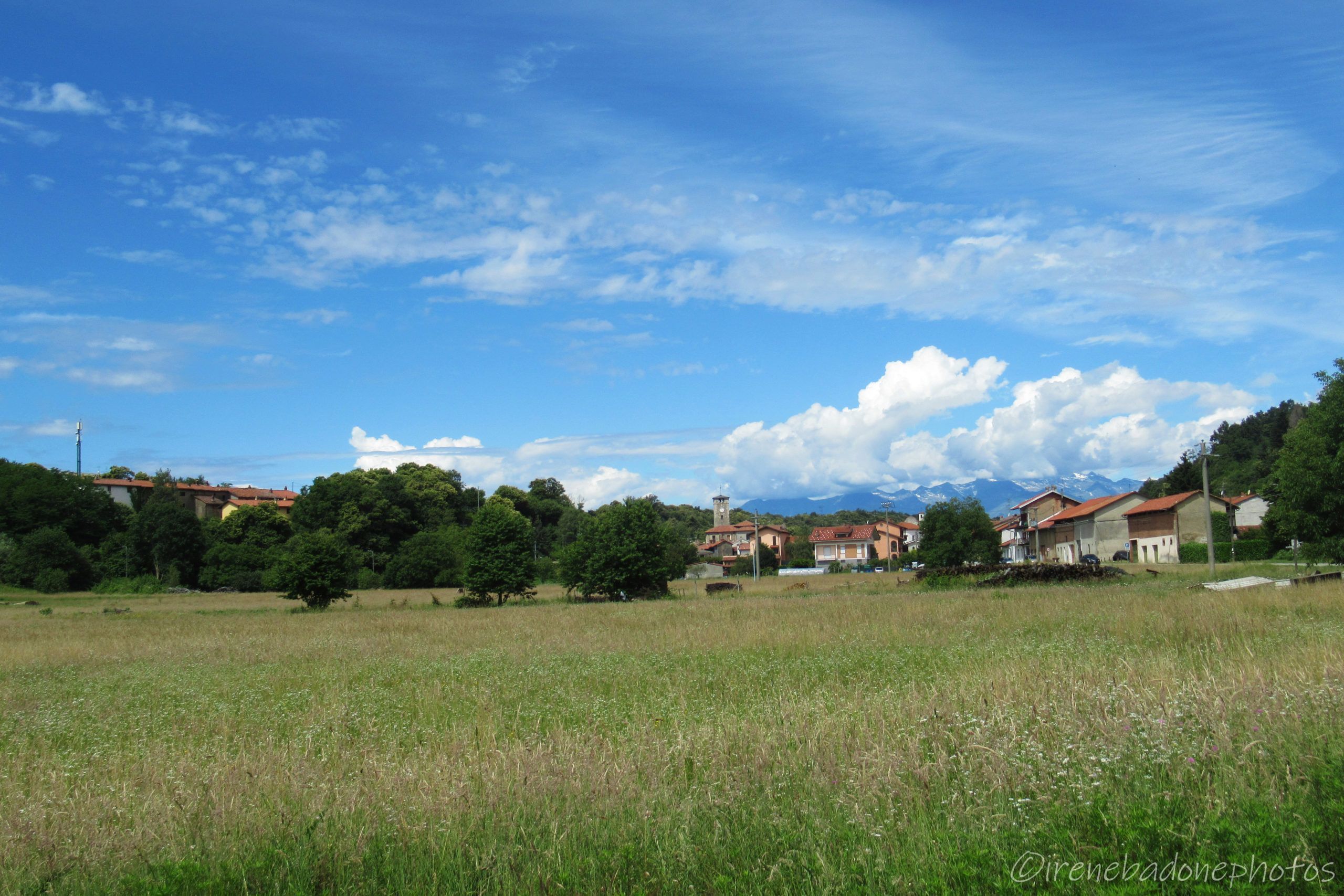 Il paese di Zimone e il panorama sulle Alpi biellesi