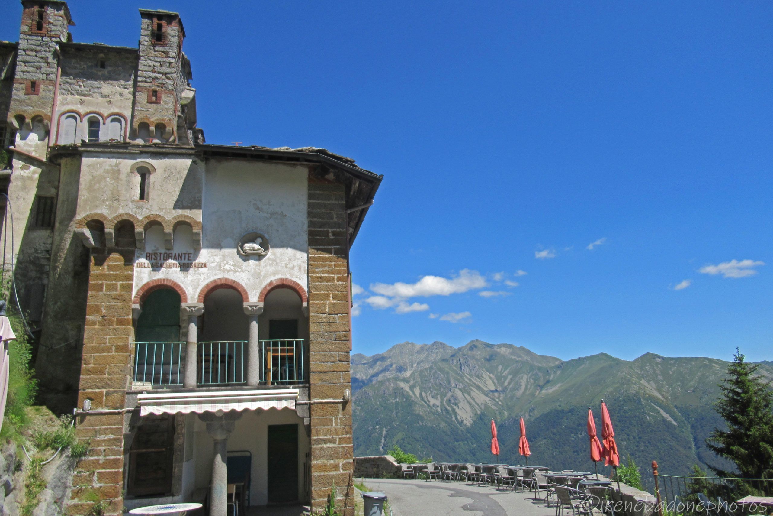 Locanda Galleria di Rosazza e panorama sul massiccio del Monte Bò