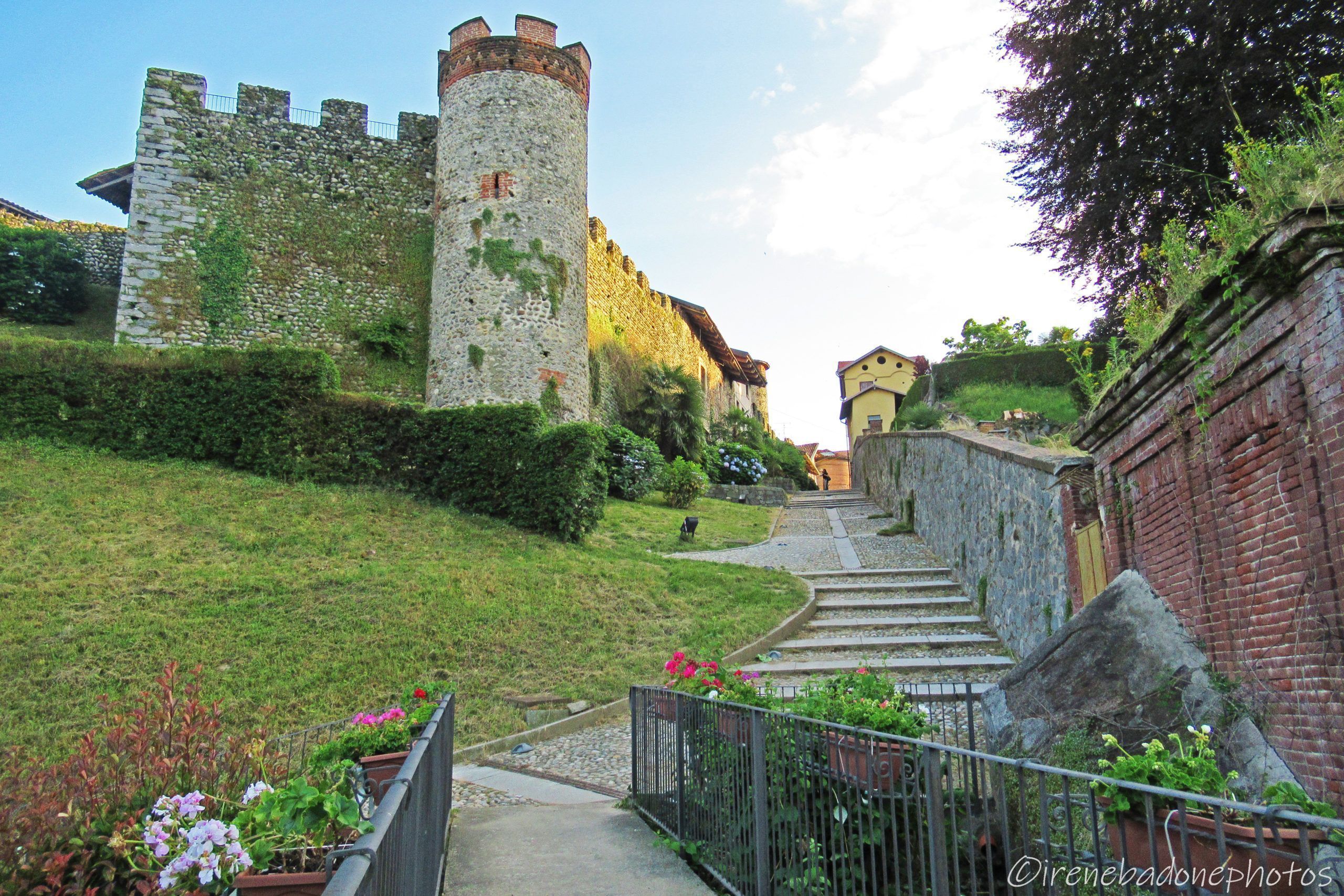 Passeggiando attorno alle mura del Ricetto di Candelo