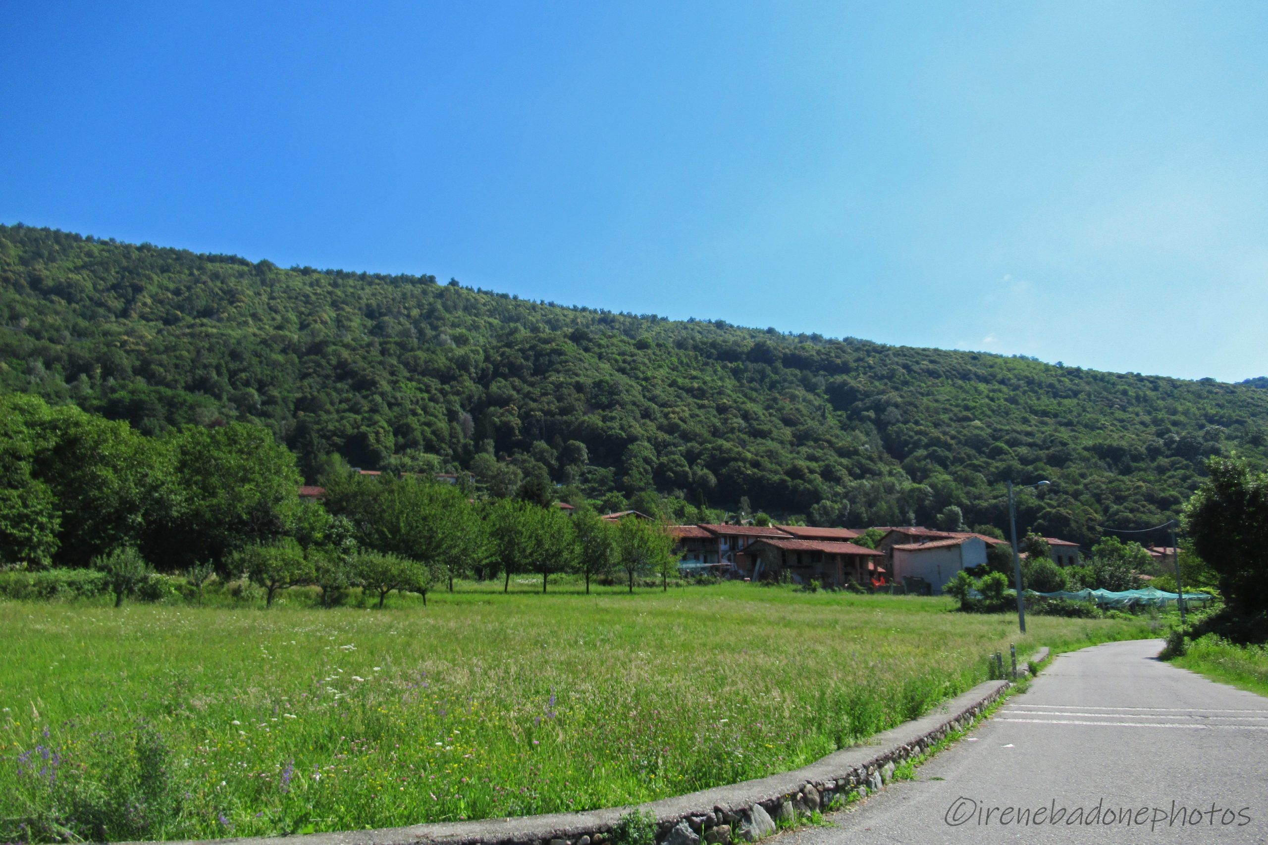 La partenza, ai piedi della Serra sul versante Canavese