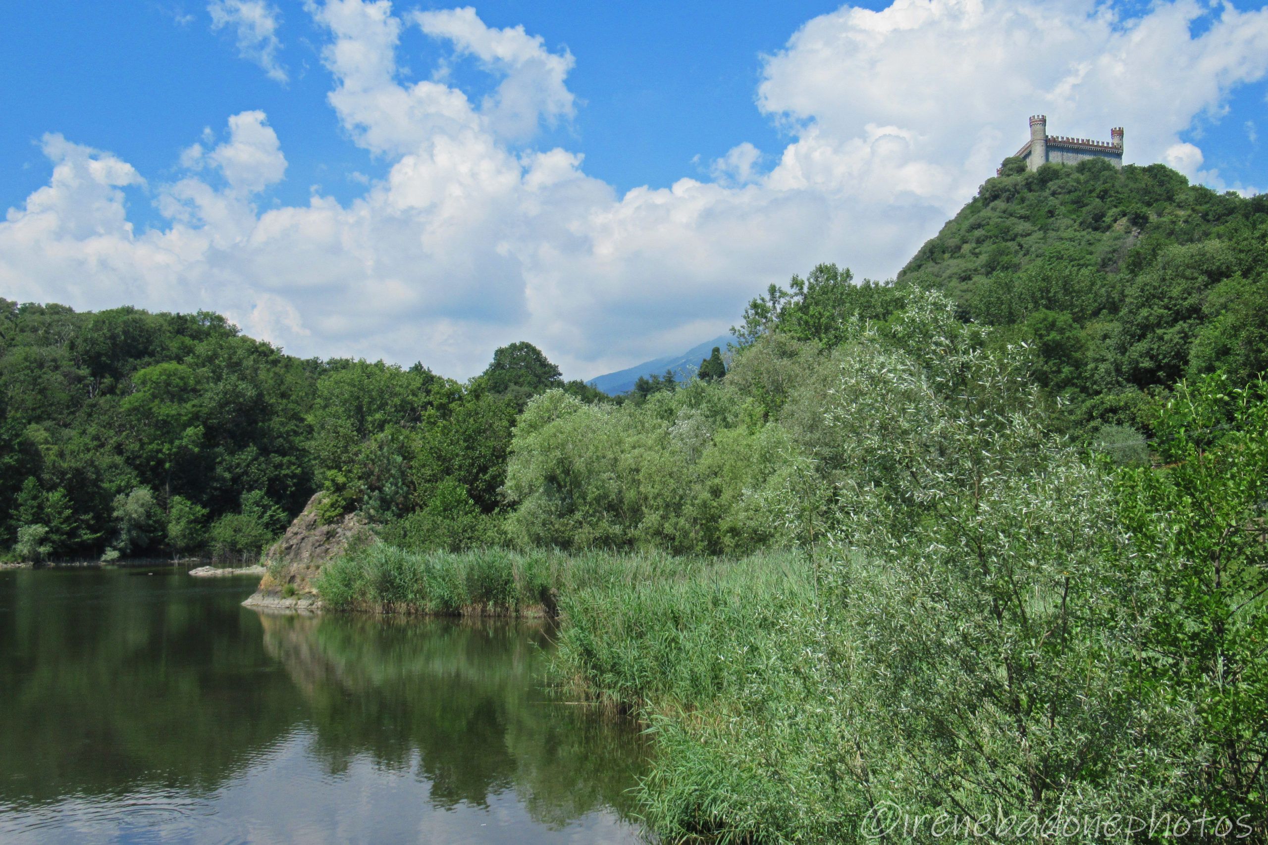 Il castello di Montalto Dora si affaccia sul Lago Pistono