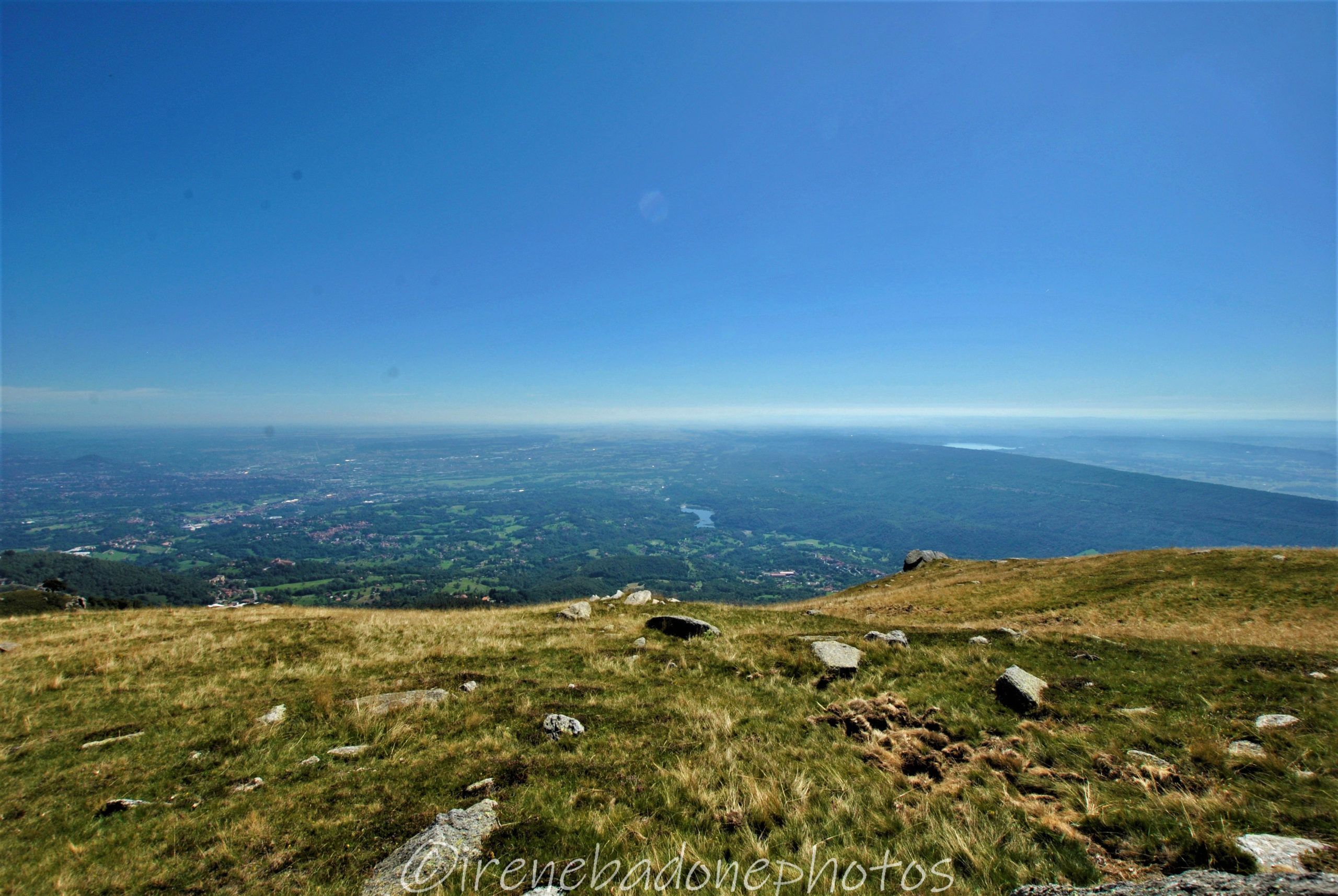 Il panorama sulla Valle Elvo (al centro, il lago della diga di Mongrando) e la Serra (a destra, il lago di Viverone)