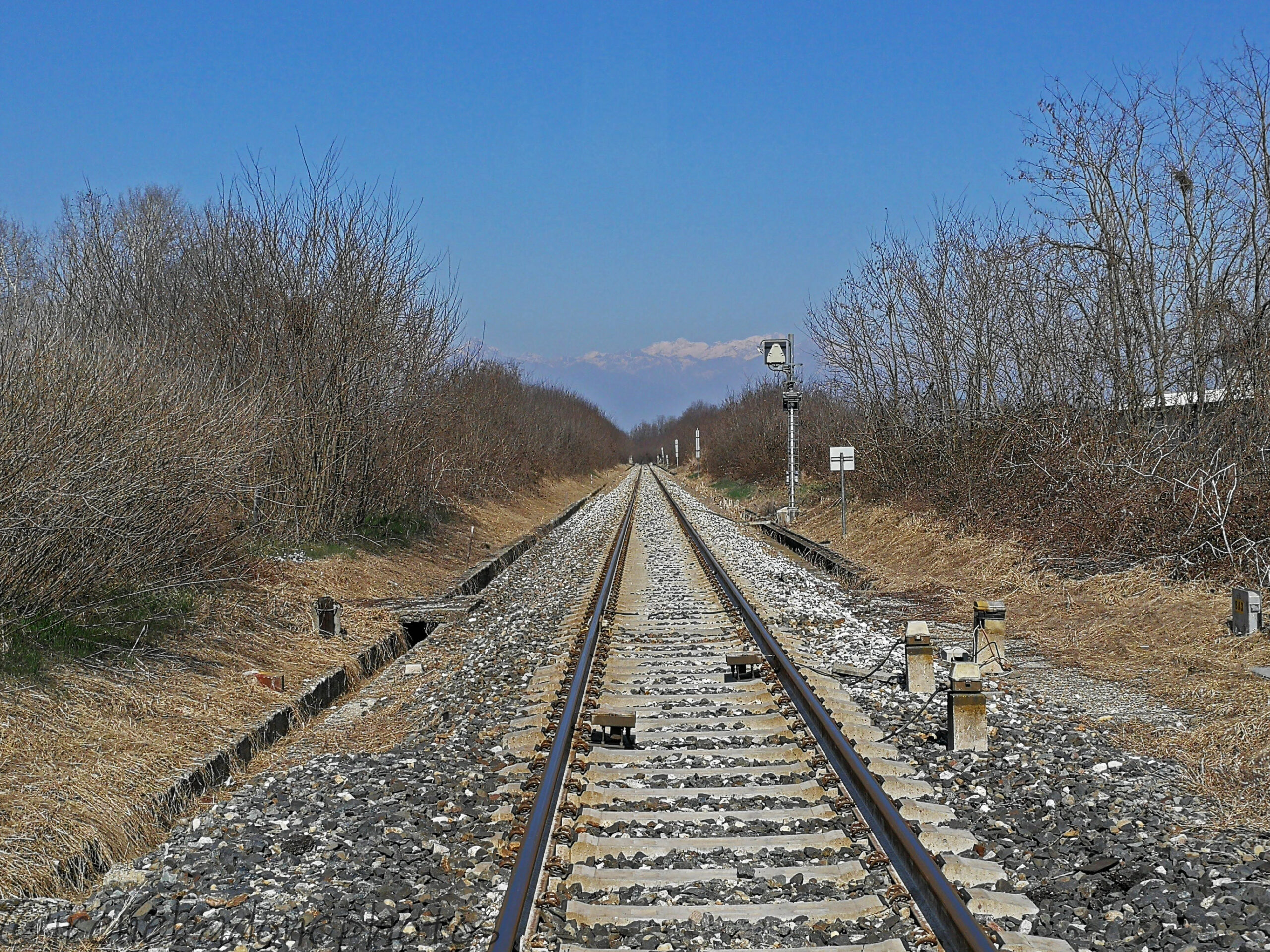 Attraversando la ferrovia nei pressi della dismessa stazione del Brianco