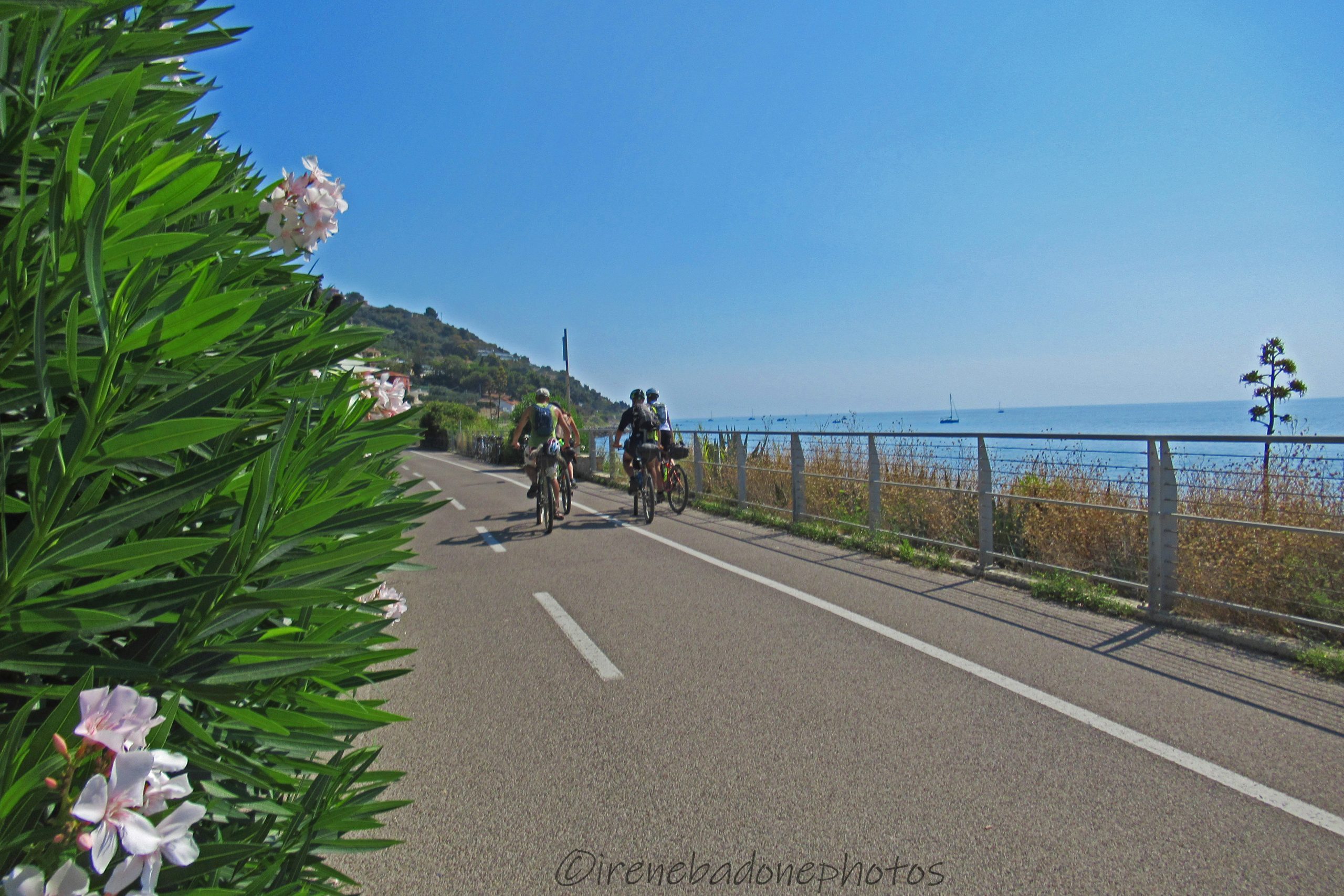 ... et nous arrivons à la mer, à Sanremo! Nous explorons la côte en nous déplaçant sur la magnifique Piste Cyclable des Fleurs